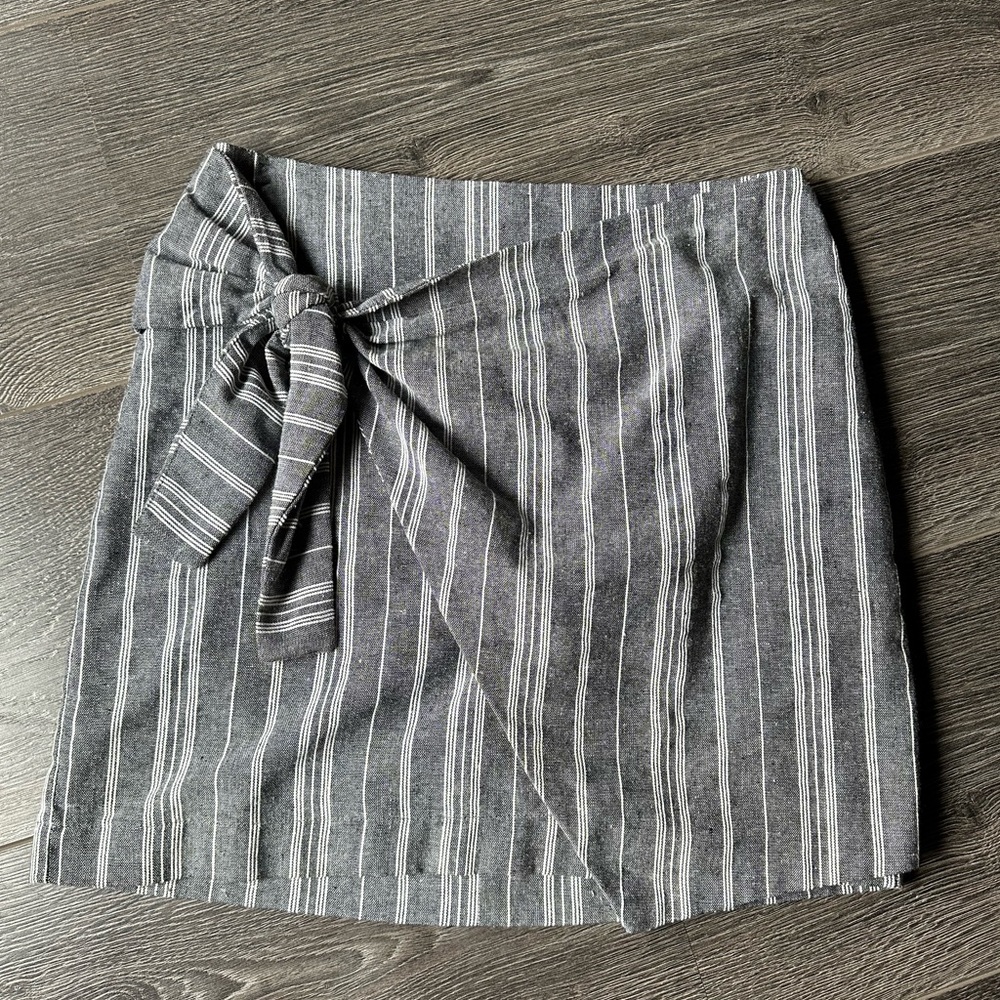Skirt with knot detail